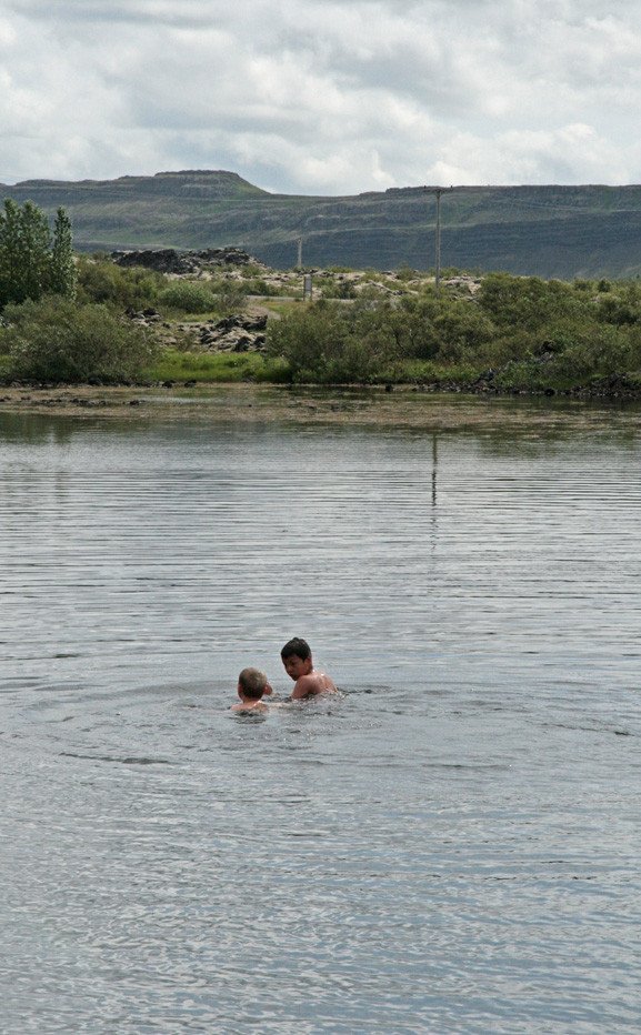Synt í Hreðavatni á góðviðrisdegi.